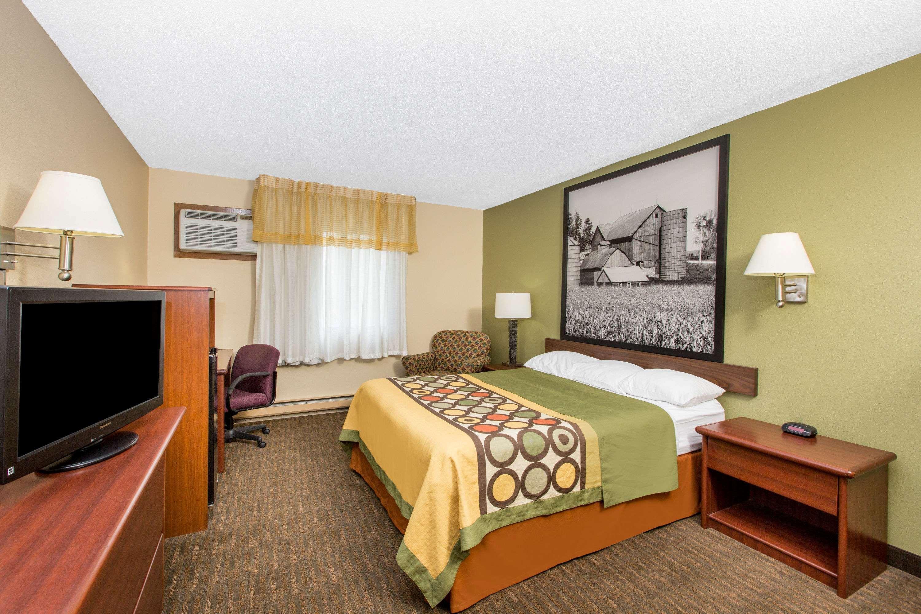Super 8 By Wyndham Fairmont Hotel Exterior foto