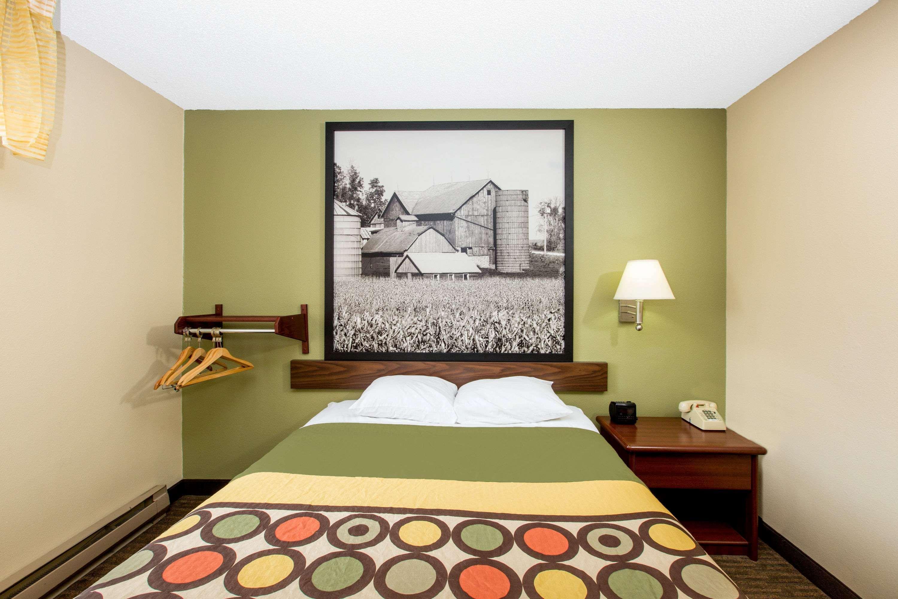 Super 8 By Wyndham Fairmont Hotel Exterior foto