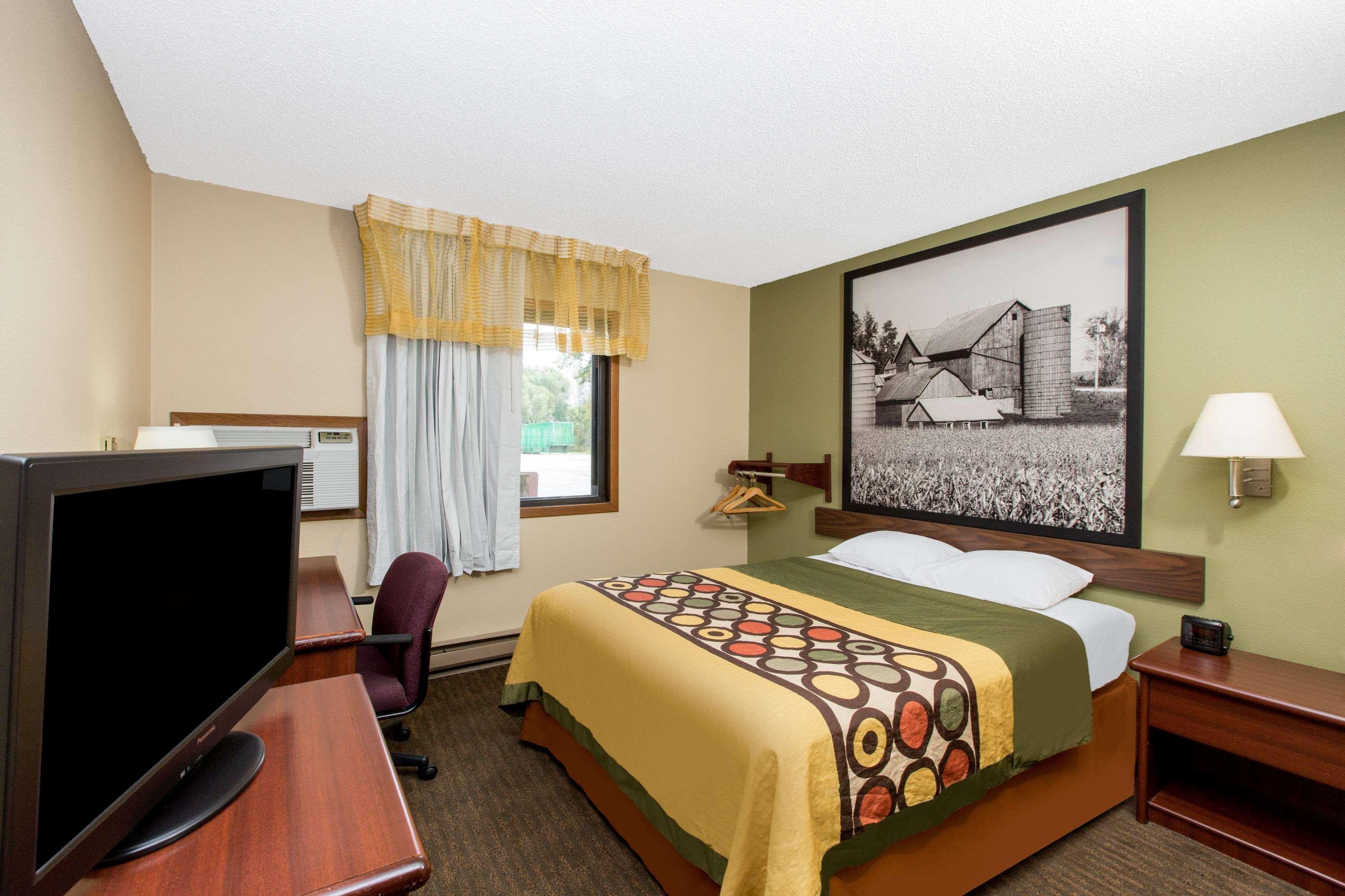 Super 8 By Wyndham Fairmont Hotel Exterior foto