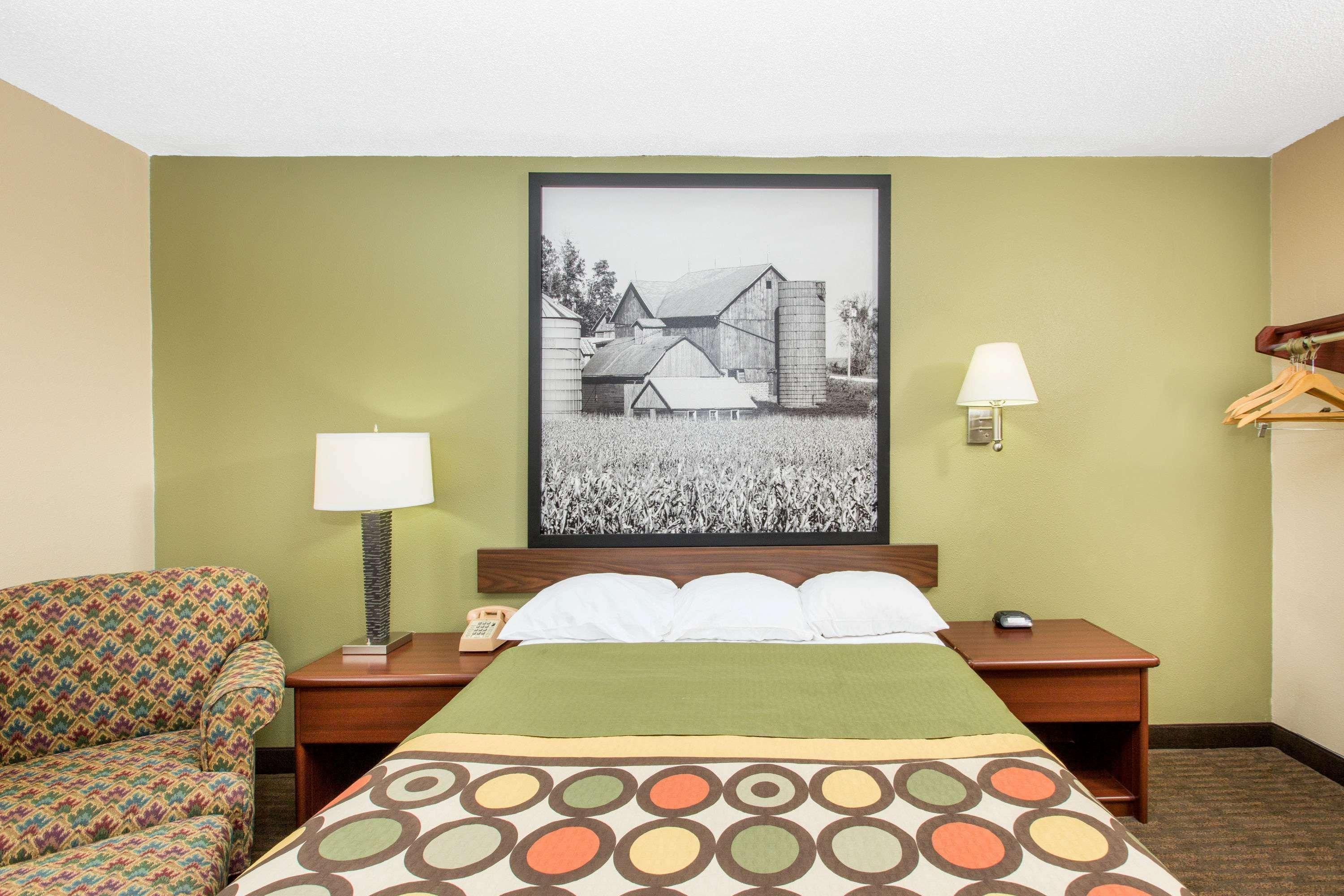 Super 8 By Wyndham Fairmont Hotel Exterior foto