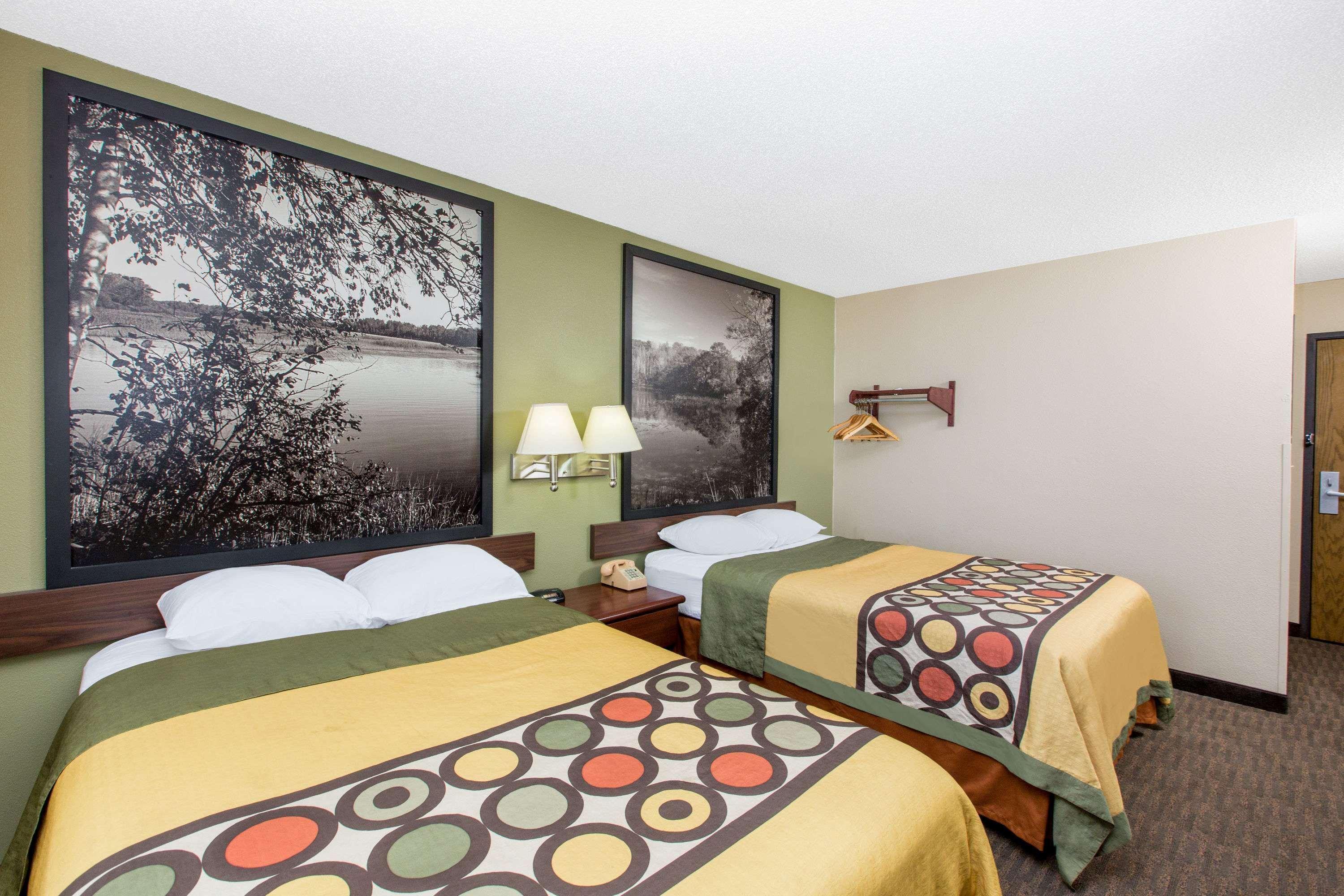 Super 8 By Wyndham Fairmont Hotel Exterior foto