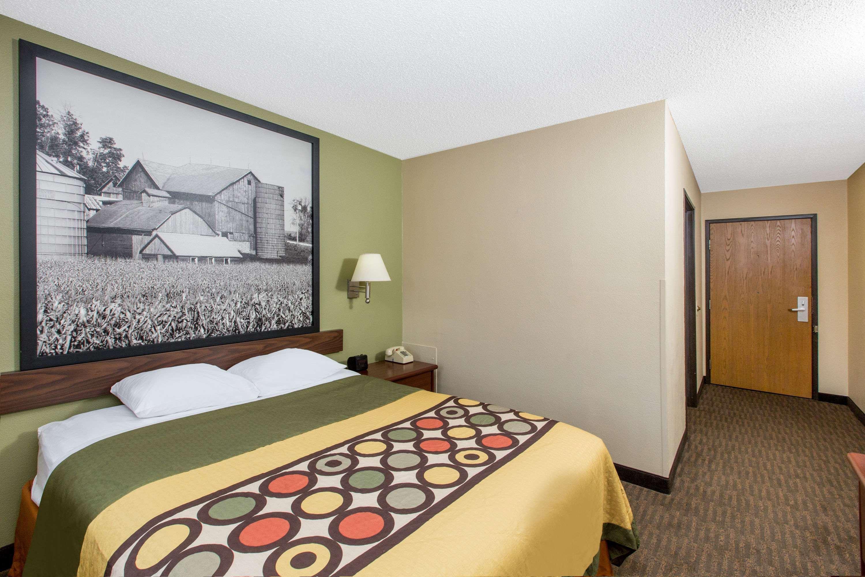 Super 8 By Wyndham Fairmont Hotel Exterior foto