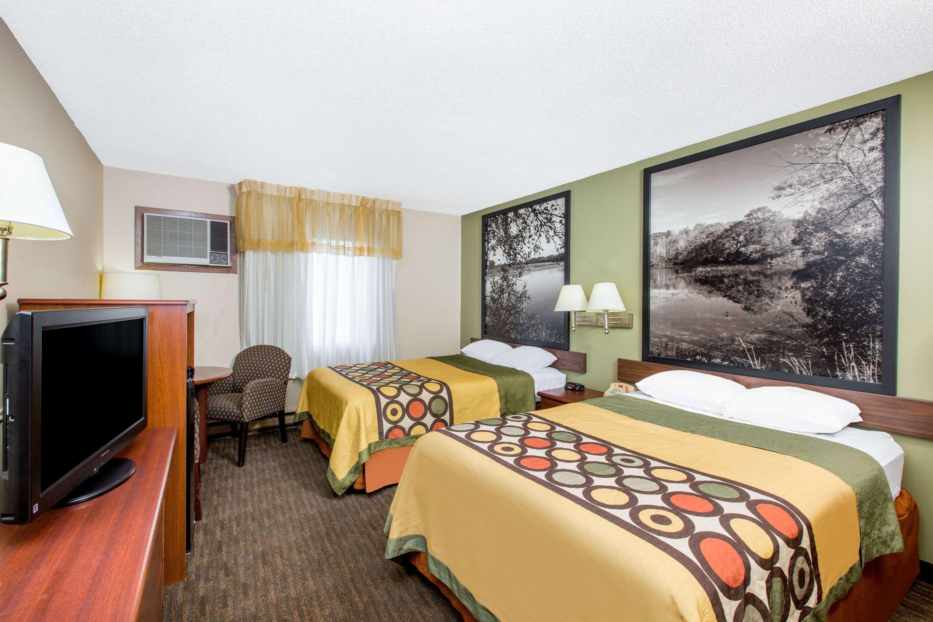 Super 8 By Wyndham Fairmont Hotel Exterior foto