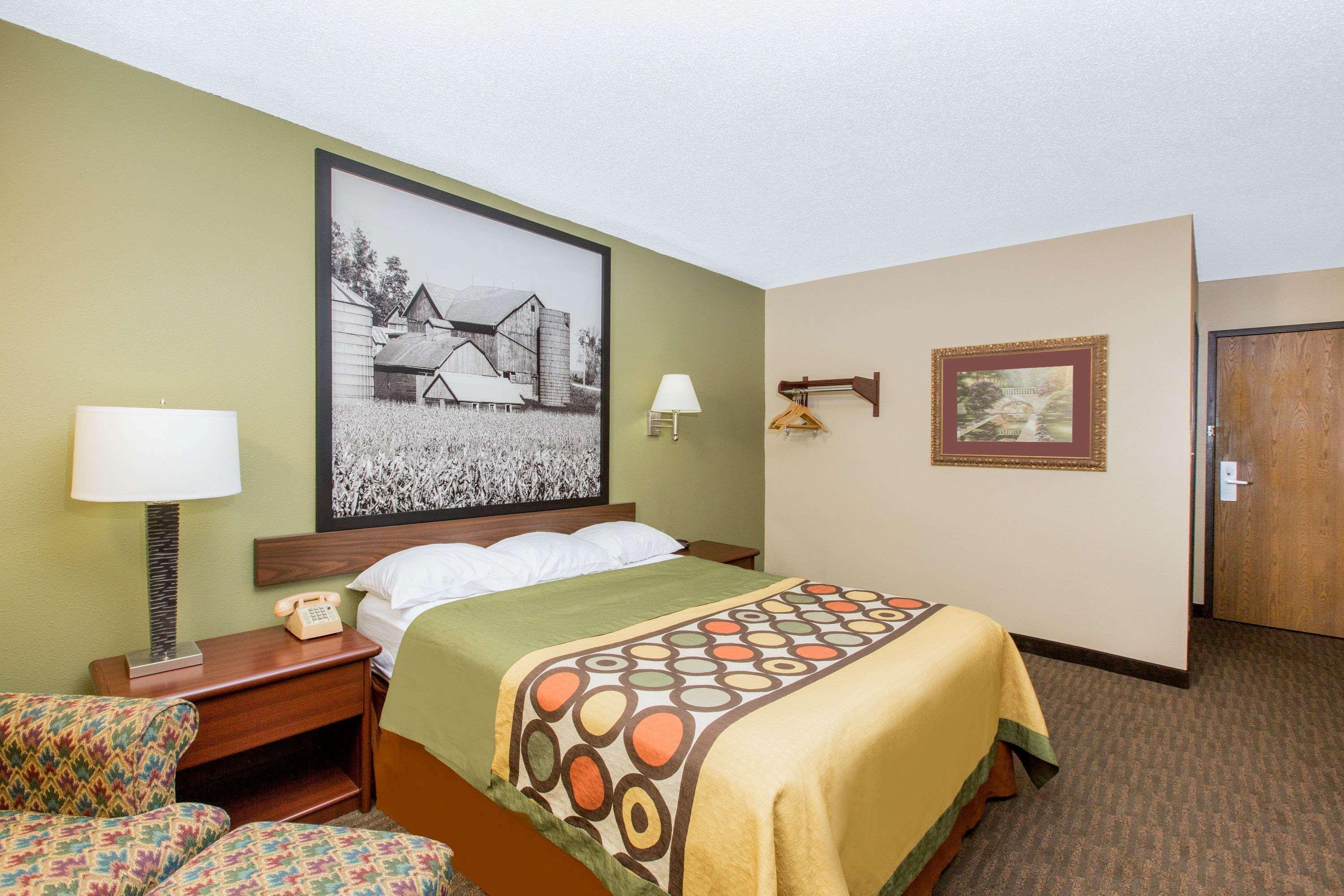 Super 8 By Wyndham Fairmont Hotel Exterior foto