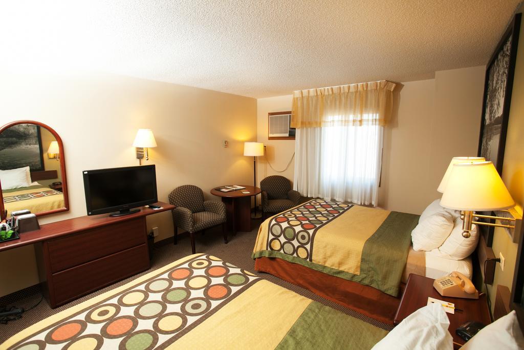 Super 8 By Wyndham Fairmont Hotel Exterior foto